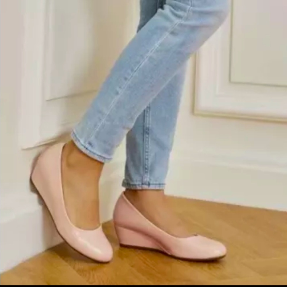 Trary women Round toe wedge pump- SZ 8- mild‎ wedge heel